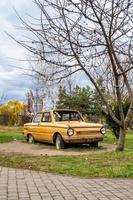 fotografie Aan thema super oud retro auto zaporozhets foto