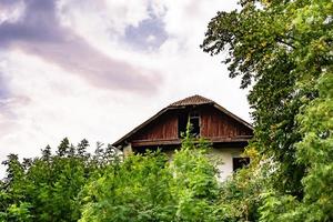 mooi oud verlaten gebouw boerderij huis in platteland Aan natuurlijk achtergrond foto