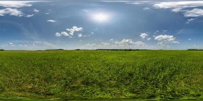 vol naadloos 360 hdri panorama visie tussen landbouw veld- met zon en wolken in bewolkt lucht in equirectangular bolvormig projectie, klaar voor gebruik net zo lucht vervanging in dar panorama's of vr inhoud foto