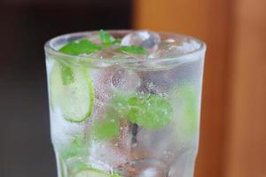 een glas van maagd mojito drinken met vers dauwdruppels foto