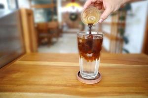 een glas van bevroren koffie americano foto