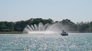 water opslagruimte meer of reservoir met spinnen boot eend Bij de openbaar park suan luang rama ix. foto