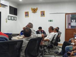 Jakarta, Indonesië in juli 2022. meerdere mannen Holding een project werk vooruitgang vergadering foto