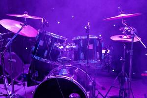 drums Aan stadium gedurende een concert foto