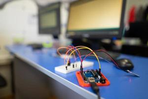 ingenieurs monteren elektrisch circuits van radio componenten in een laboratorium. foto