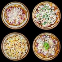 4 pizza's top visie Aan zwart achtergrond foto