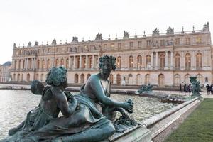 Versailles Frankrijk sculpturen in de binnenplaats van de kasteel, facade architectuur. foto