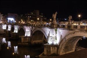 Rome, Italië, de brug in de nacht stad is prachtig verlicht. foto