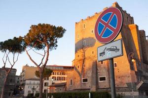 Rome, Italië, architectuur, stad centrum, straat, historisch gebouwen en weg tekens. foto