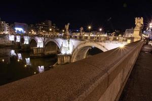 Rome, Italië, de brug in de nacht stad is prachtig verlicht. foto