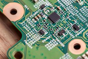 dichtbij omhoog van elektronisch componenten Aan de moederbord, microprocessor spaander foto