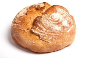 geïsoleerd heerlijk vers brood Aan een wit achtergrond foto