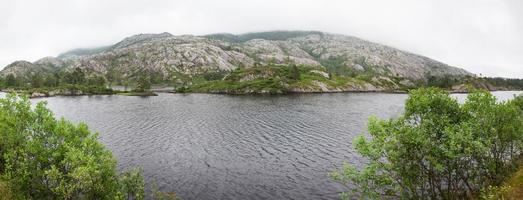 panorama Noorwegen, Scandinavië. mooi landschap Aan de rivier- kust midden- van de steen bergen. foto