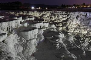 pamukkale Aan de top met een visie van de stad van denizli Bij nacht, kalkoen. foto