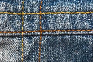 detailopname structuur draad en steek denim broek foto