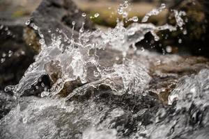 spatten van water in de rivier- foto