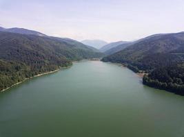 mooi landschap van een dar Aan de bergen en de rivier- foto