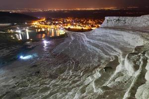 pamukkale Aan de top met een visie van de stad van denizli Bij nacht, kalkoen. foto