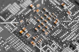 dichtbij omhoog van elektronisch componenten Aan de moederbord, microprocessor spaander foto