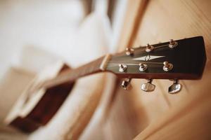 dichtbij omhoog van klassiek akoestisch gitaar strings en nek met frets. foto