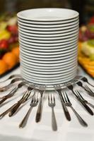 mooi samenstelling met vorken en borden Aan een buffet tafel foto