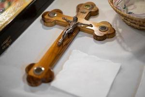 kerk accessoires voor de priester onderhoud zijn gemaakt van goud. foto