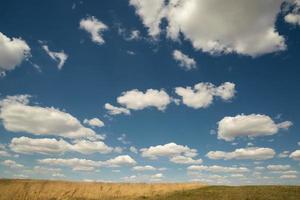 mooi landschap van blauw lucht met wolken en veld- in Oekraïne foto