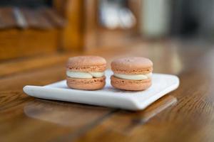 divers heerlijk macaron koekjes Aan een plein bord stellage. foto