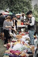 badung, Bali - januari 13 2023 foto van een verkoper en een koper aan het doen een koopje en een transactie tussen hen.