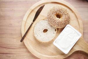 kaas room verspreiding Aan vers bagel brood foto