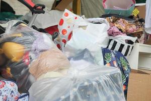 gedumpt gedoneerd items in een groot houder buitenshuis foto