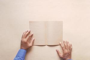 mannen hand- draaien een oud papier structuur foto