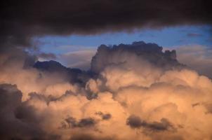 lucht over- de zonsondergang foto