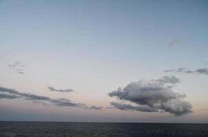 lucht over- de zonsondergang foto