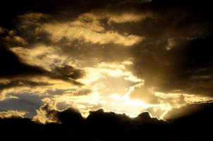 lucht over- de zonsondergang foto