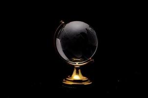 glas wereldbol Aan zwart achtergrond foto