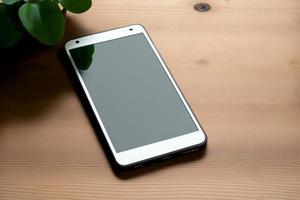 mobiel telefoon met wit scherm Aan houten oppervlakte moke omhoog, smartphone schot vlak leggen Aan een tafel met een single kleur scherm, kopiëren ruimte foto