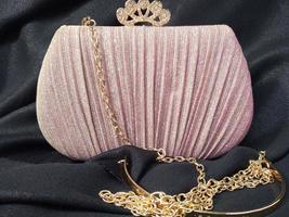 de schijnend roze zak looks elegant met een gouden gekleurde keten band geschikt voor gaan naar partijen of uitnodigingen foto