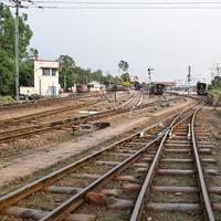 kalka, haryana, Indië mei 14 2022 - visie van speelgoed- trein spoorweg sporen van de midden- gedurende dag in de buurt kalka spoorweg station in Indië, speelgoed- trein bijhouden visie, Indisch spoorweg knooppunt, zwaar industrie foto