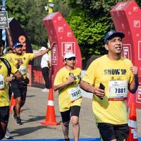 nieuw Delhi, Indië - oktober 16 2022 - vedanta Delhi voor de helft marathon ras na covid in welke marathon deelnemers over naar kruis de af hebben lijn, Delhi voor de helft marathon 2022 foto