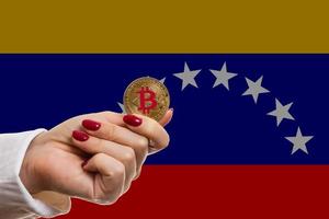 vrouw hand- houdt bitcoin isoleren bitcoins en nieuw virtueel geld concept Venezuela foto