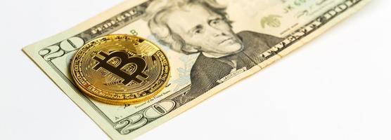 goud bitcoin Aan een wit achtergrond De volgende naar ons papier geld met een gezicht waarde van dollars foto