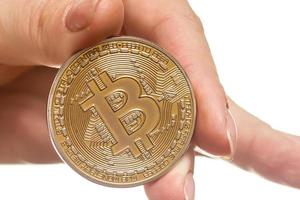 geïsoleerd van hand- zetten een bitcoin concept menselijk hand- met bitcoin hand- met bitcoin foto