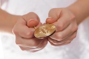 bitcoin in hand- Aan wit achtergrond wedstrijd, vuur, vlam, brandend foto