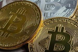 bitcoin en Oekraïne nationaal valuta hryvnya Aan achtergrond foto