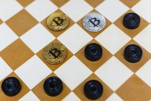 bitcoins zijn tegengesteld naar dollars in de spel van schaak foto