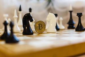 schaak met munt bitcoins achter de scènes bedrijf wedstrijd ideeën voor belonend geeft terug foto