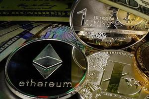 zilver munten van een digitaal crypto valuta's litecoin en bitcoin foto