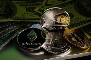 zilver bitcoin Aan een honderd dollar rekeningen foto