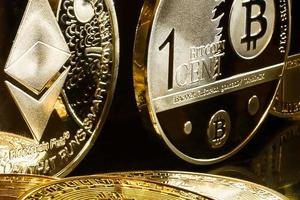 zilver munten van een digitaal crypto valuta's litecoin en bitcoin ethereum foto